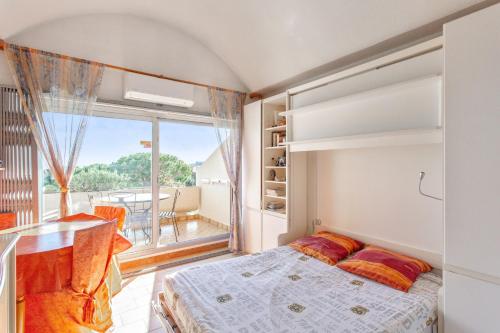 Apartment with one bedroom in Antibes with wonderful sea view shared pool furnished terrace 300 m from the beach - image 9