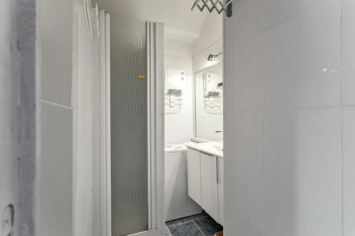 Apartment with one bedroom in Antibes with wonderful sea view shared pool furnished terrace 300 m from the beach - image 5