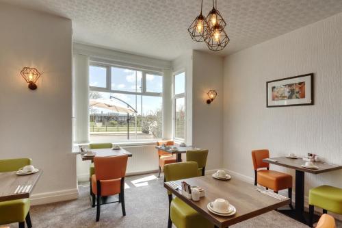 Palm Court Seafront Accommodation - image 7