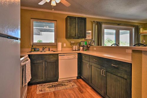 Bright Coastal Condo Walk to Lido Key Beach! - image 5
