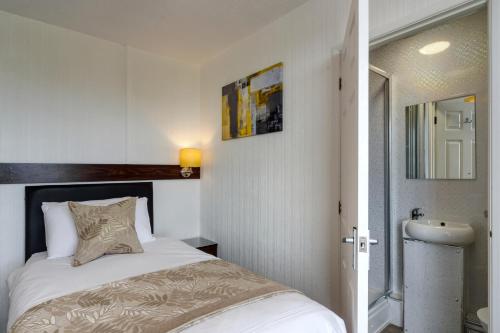 Single Room with Sea View image 7