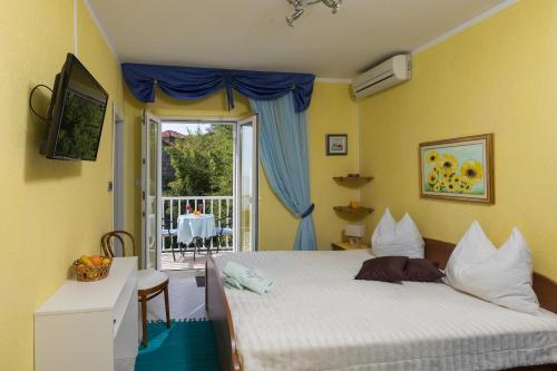 Standard Double Room with Balcony and Sea View