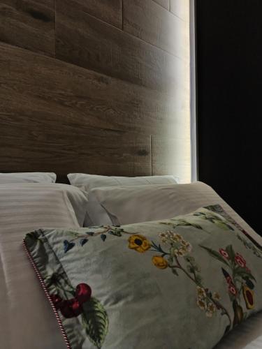 MOS Luxury City Suites - The R suite