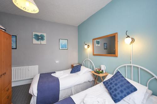 Twin Room with Shower image 10