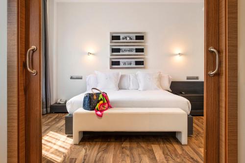 1 queen bed, 1 sofa bed