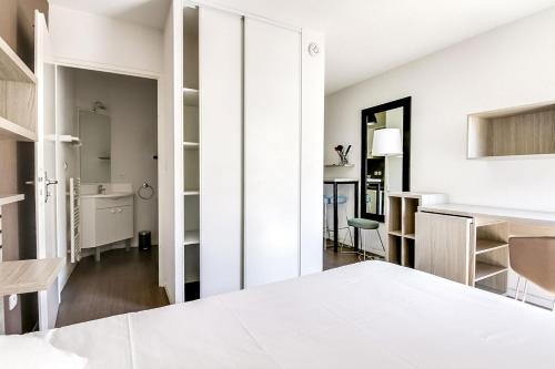 Guestroom, LOKORA Toulouse in Montaudran-Lespinet