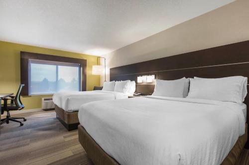 Holiday Inn Express and Suites Chicago West - St Charles, an IHG Hotel