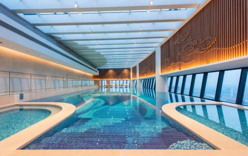 Swimming pool, Howard Johnson Plaza by Wyndham Ningbo in Fenghua District