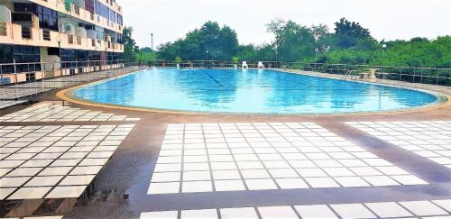 Pattaya Plaza Condotel large studio apartment Sukhumvit - image 2