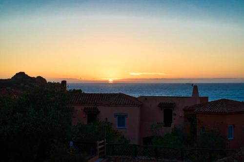 Lovely Panoramic Sea View Cottage-Apartment With Adjacent Beach Isola Rossa