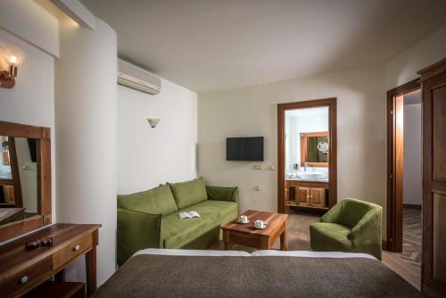 2 twin beds, 1 sofa bed