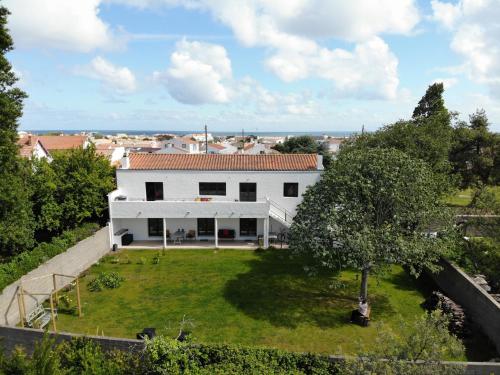 L'Atelier, 70m2, chambres d'hôtes avec un salon, confortables, sur un jardin près du port BnB L'Île-d'Yeu