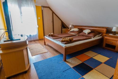 2 bedrooms, 4 beds