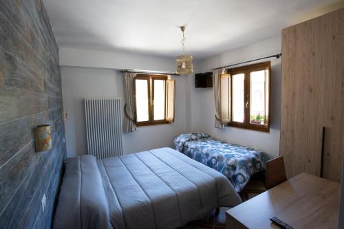 1 double bed, 2 twin beds