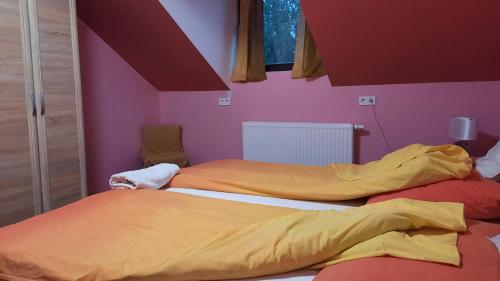 3 twin beds
