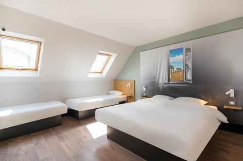 1 queen bed, 2 twin beds