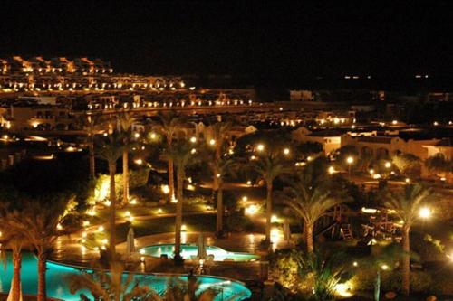La Vista Topaz Sokhna - Garden Chalet with Jacuzzi & private entrance, on the Pool & near the beach