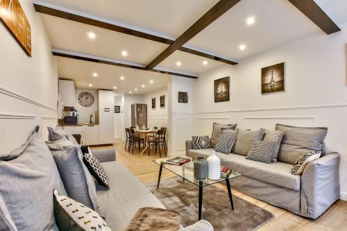 14 Luxury Flat Eiffel Design 1 3