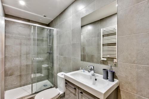 14 Luxury Flat Eiffel Design 1 - main image