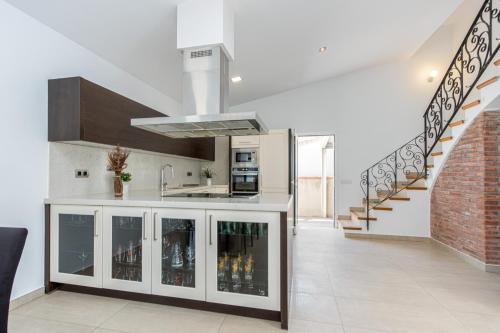 Goldhome - New house with private heated pool, parking, wifi, games room
