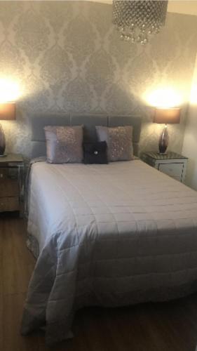 Double room with en-suite. Central for North West near Whiston Hospital