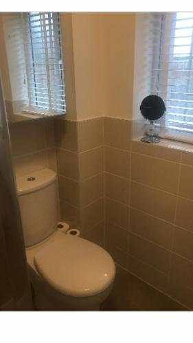 Bathroom, Double room with en-suite. Central for North West near Whiston Hospital
