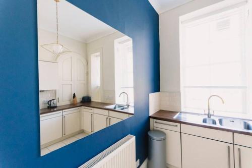 Konyha, Atholl Apartment - A Unique apartment in countryside park with WIFI and access to pool and bar in Dunkeld