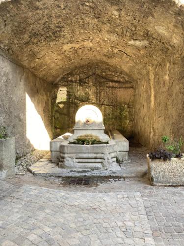 DEMEURE DE CHARME DANS VILLAGE MÉDIÉVAL gîte à louer Pierrelongue