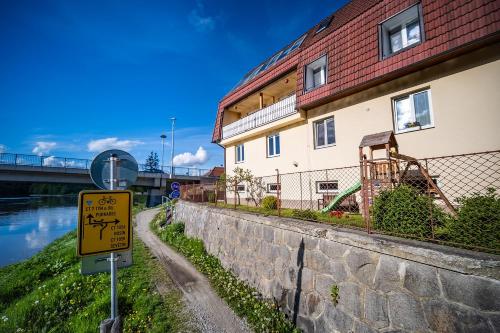 ทัศนียภาพภายนอกโรงแรม, Apartmán U řeky (Apartman U reky) in ฮลูโบกา นาด เวลทาวู