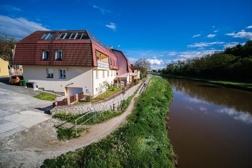 ทัศนียภาพภายนอกโรงแรม, Apartmán U řeky (Apartman U reky) in ฮลูโบกา นาด เวลทาวู
