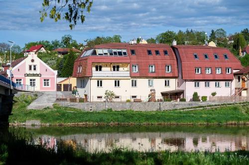 ทัศนียภาพภายนอกโรงแรม, Apartmán U řeky (Apartman U reky) in ฮลูโบกา นาด เวลทาวู