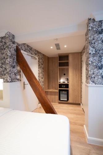 Standard Double Room image 8