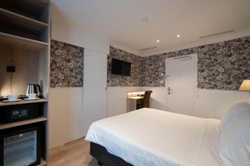 Standard Double Room image 9