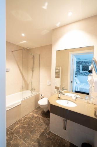 Standard Double Room image 10