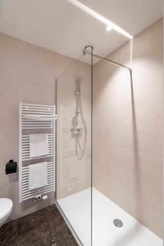 Standard Twin Room image 10