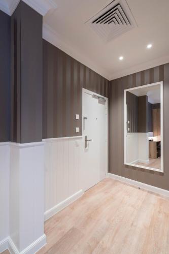 Standard Twin Room image 8