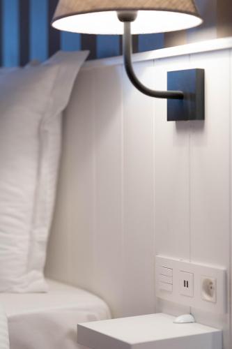 Standard Twin Room image 6