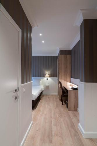 Standard Twin Room image 5