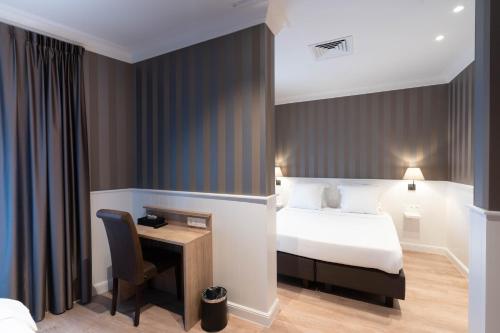 Standard Triple Room room in Hotel du Théâtre