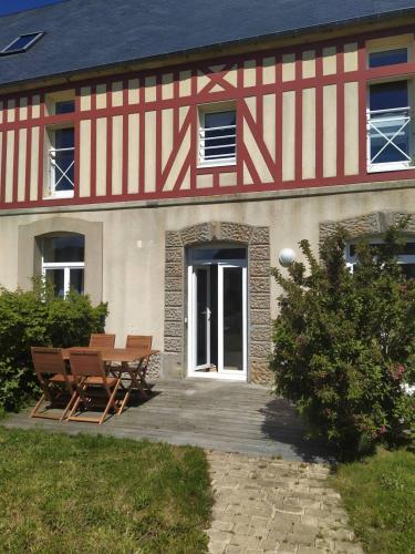 Duplex lumineux avec jardin et terrasse vue sur château proche Omaha Beach et Bayeux