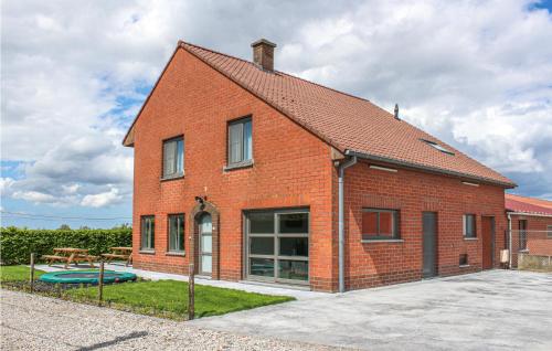 Stunning home in Oostkamp with WiFi and 6 Bedrooms gîte à louer Zedelgem