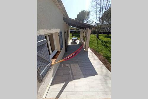 Villa calme, grand jardin, jacuzzi, linge fourni