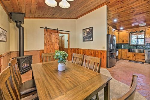 Expansive Family Cabin with 2 Decks and Game Room - image 2