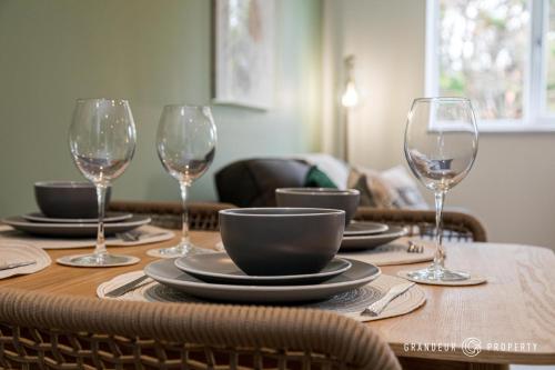 Facilities, HIDEAWAY by BOURNECOAST - A Stylish Apartment with a Balcony, SEA GLIMPSES and Parking - Just 10 Min in East Southbourne and Tuckton