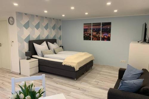 Modern renovated apartment suited for business consultants - in close distance to DT, DHL and UN cam 3.0km von Geislar entfernt