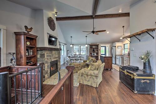 Big Cedar Lake House Views, 100 Ft to Water! in Hartford, USA