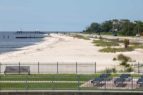 Cloud 9 On The Coast Less Than 1 Mi to Beach!