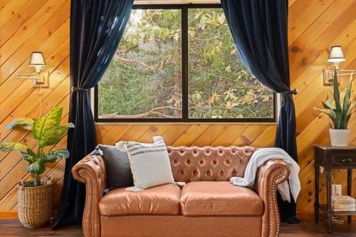 Serene Blue Jay Getaway - Hot Tub & Outdoor Living home - image 3