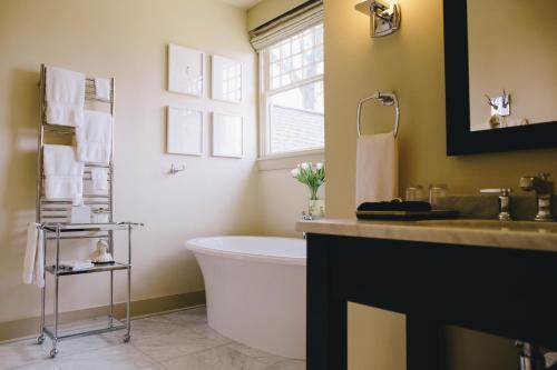 Deluxe King Suite image 6