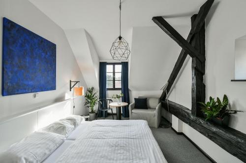 1 queen bed, 1 sofa bed